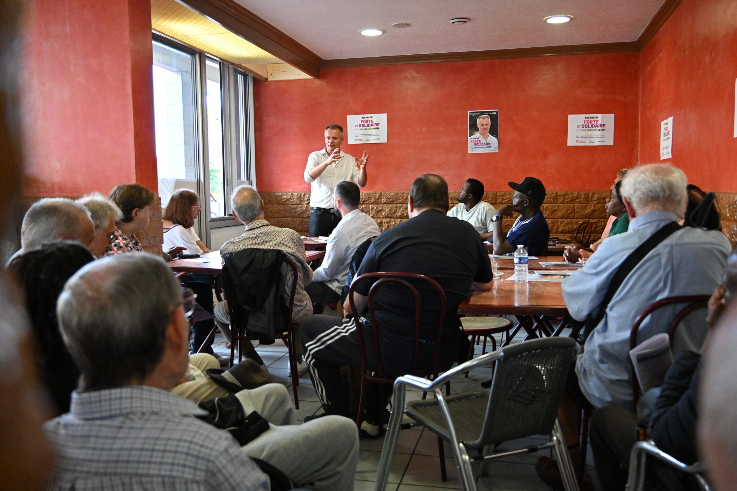 Photo d'ensemble prise lors du 1er café citoyen de la liste Besançon Forte et Solidaire à Cassin, dans le restaurant "Chez Ali".