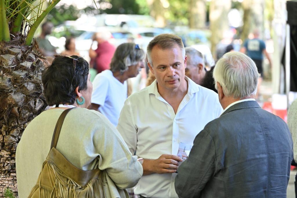 Jean-Sébastien Leuba, tête de liste, échange avec des journalistes en marge du salon "Le Livre dans la Boucle"