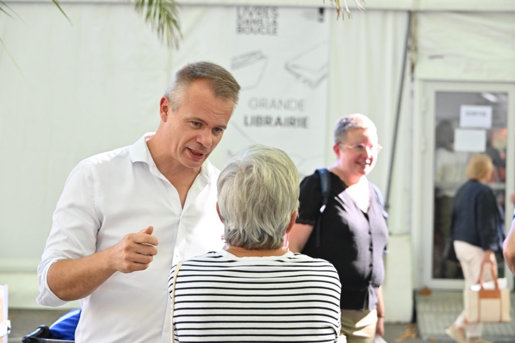 Jean-Sébastien Leuba, tête de liste, échange avec un visiteur en marge du salon "Le Livre dans la Boucle"