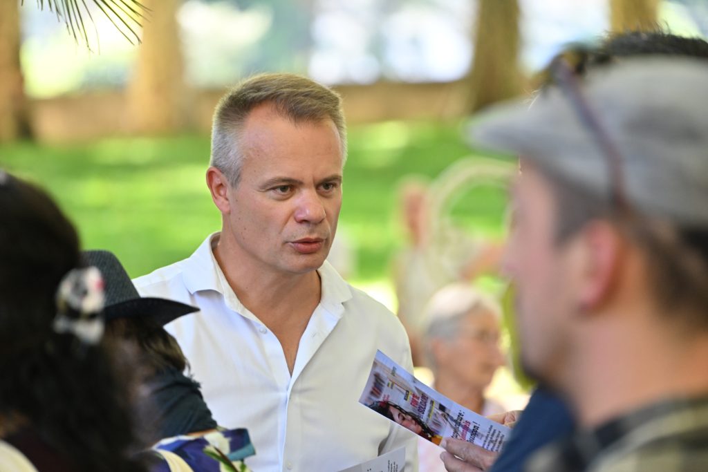 Jean-Sébastien Leuba, tête de liste, échange avec des visiteurs en marge du salon "Le Livre dans la Boucle"