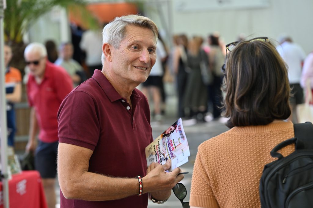 Tractage devant "Les Livres dans la Boucle" et échange avec les visiteurs - Dominique Scarsetto