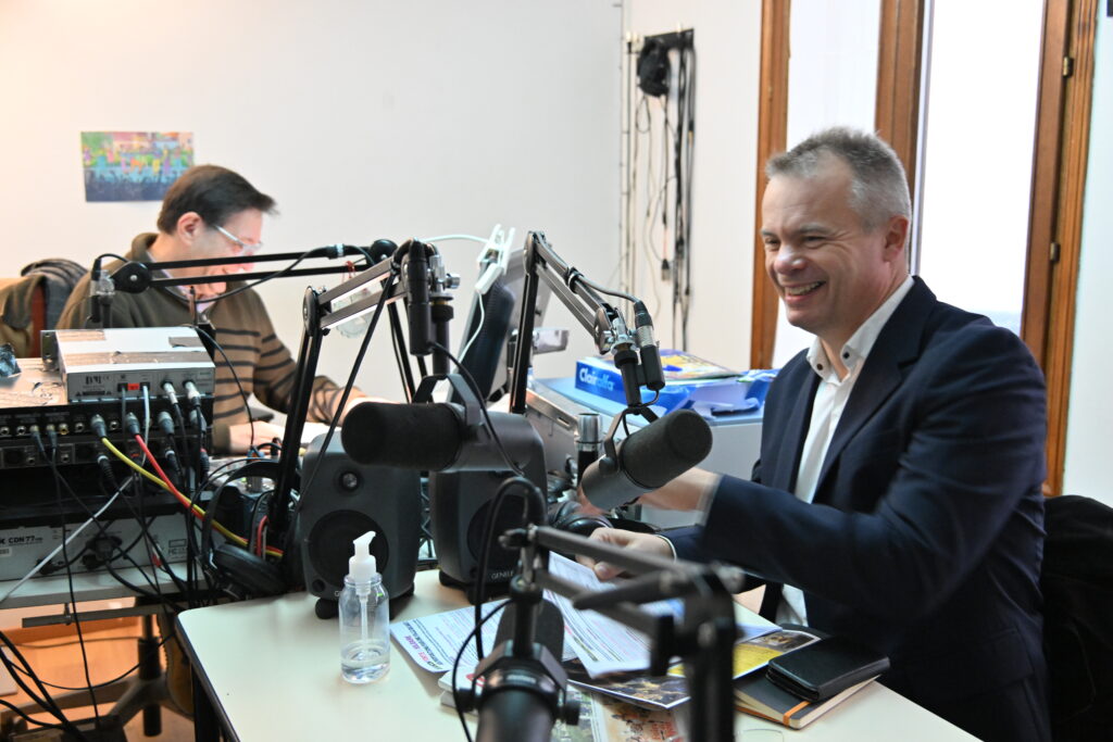 Jean-Sébastien Leuba dans les studios de Radio Shalom Besançon