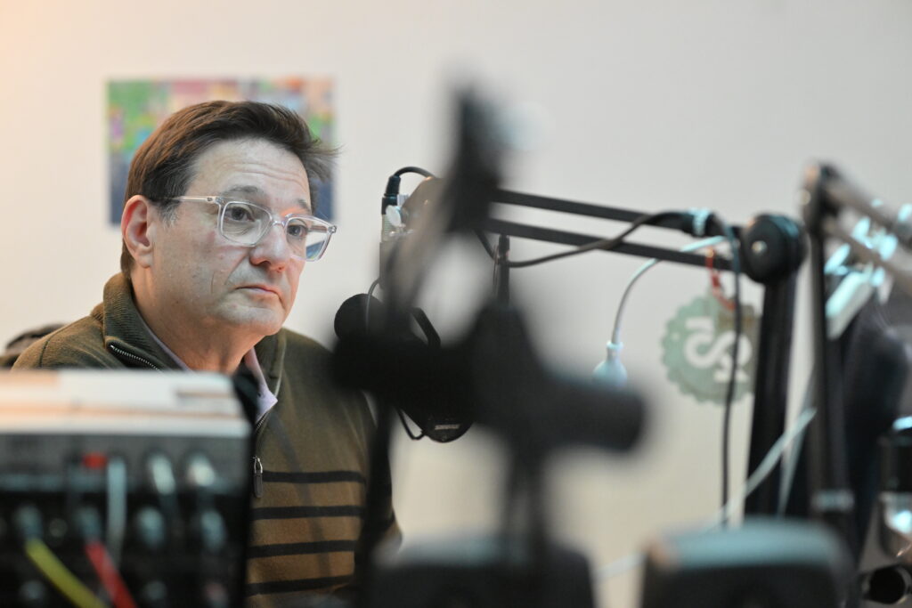 Franck Hakmoun, journaliste menant l'interview pour Radio Shalom Besançon