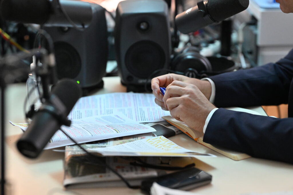 Détail lors de l'interview sur Radio Shalom Besançon