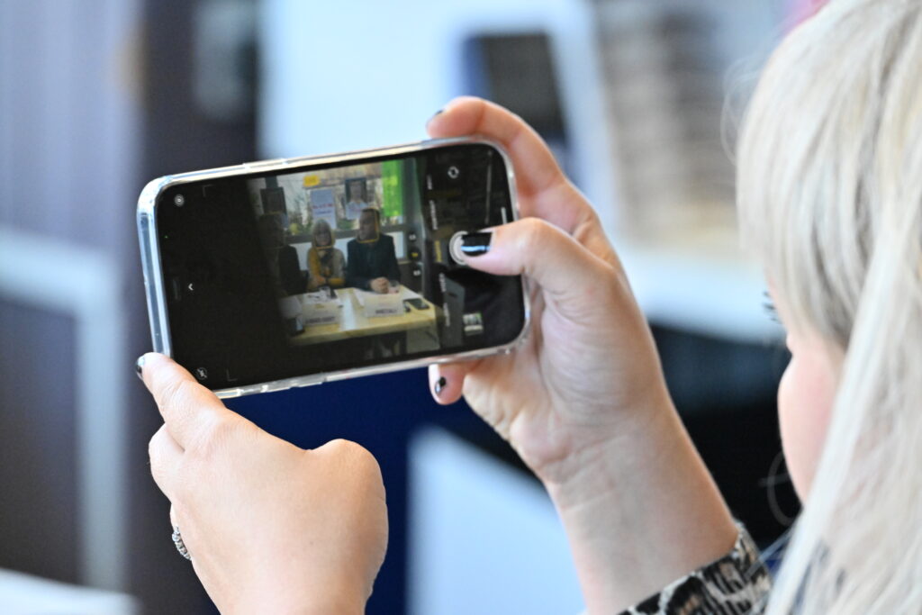 Smartphone réalisant une photo durant la conférence de presse